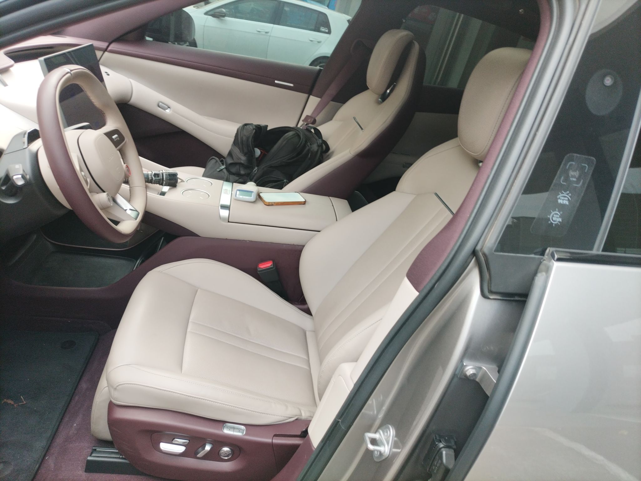 المقاعد الأمامية داخل السيارة