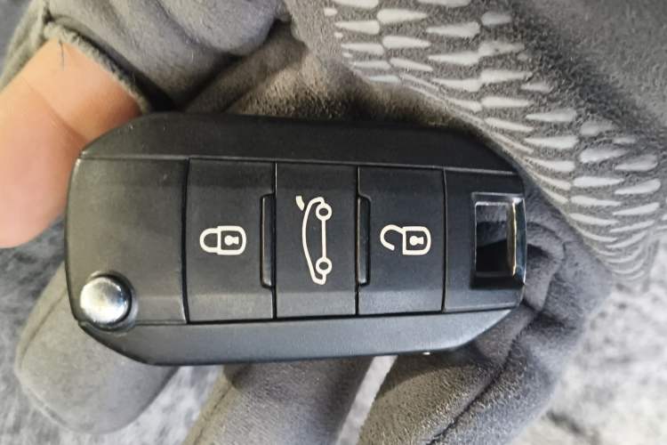 Used Peugeot 301 2016 1.6L Manual Comfort Edition Vehicle Key