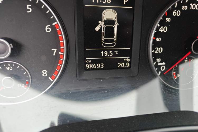 Used Volkswagen Sagitar 2013 2.0 TSI GLI Odometer Close Up