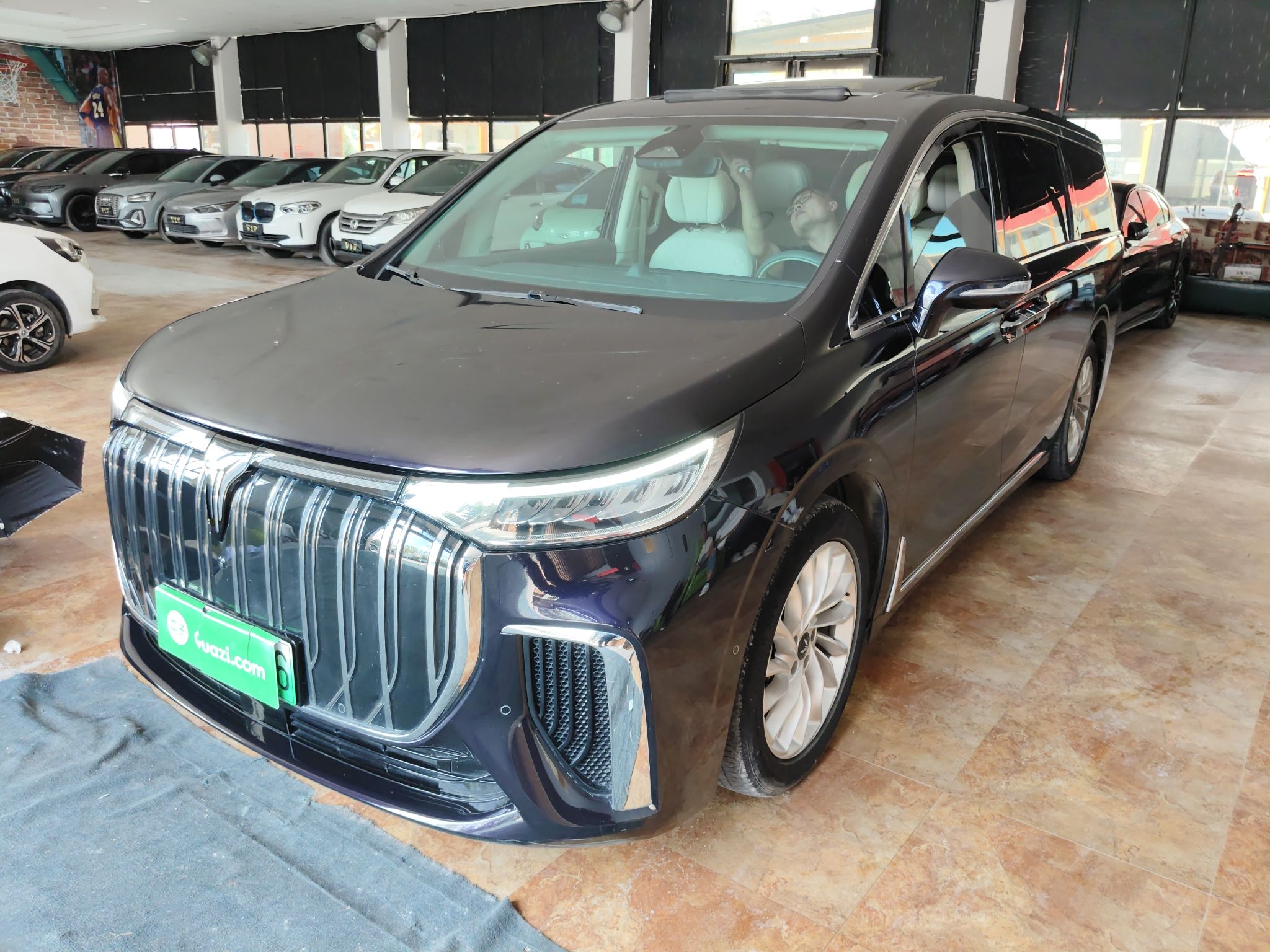 تحت مقدمة السيارة