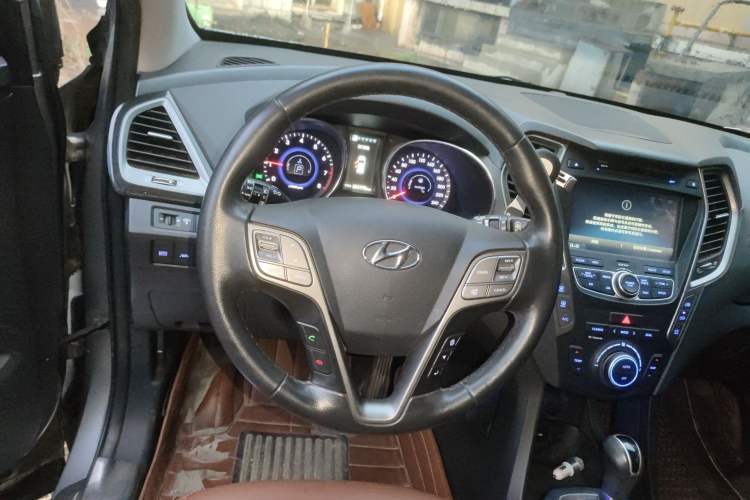 Used Hyundai Santa Fe 2013 2.0T Automatic All-Wheel Drive Top Trim Steering Wheel