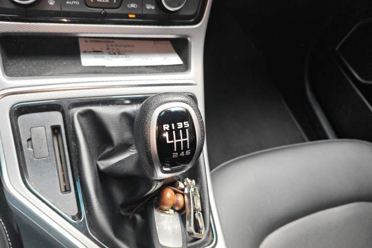 Used Geely Auto Emgrand GL 2018 1.8L Manual Elite Smart Connectivity Version Gear Lever