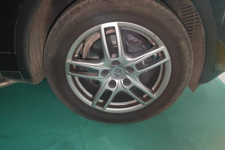 Used Porsche Cayenne 2011 Cayenne 3.0T Right Front Wheel Hub