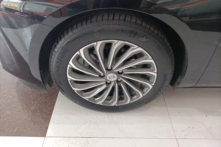 Used Buick LaCrosse 2024 28T Luxury Edition Left Front Wheel Hub