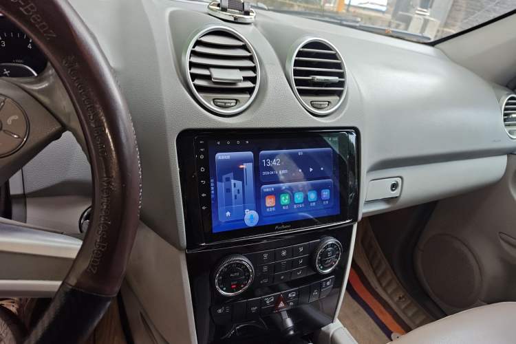 Used Mercedes-Benz M-Class 2010 ML 300 4MATIC Audio And AC Panel