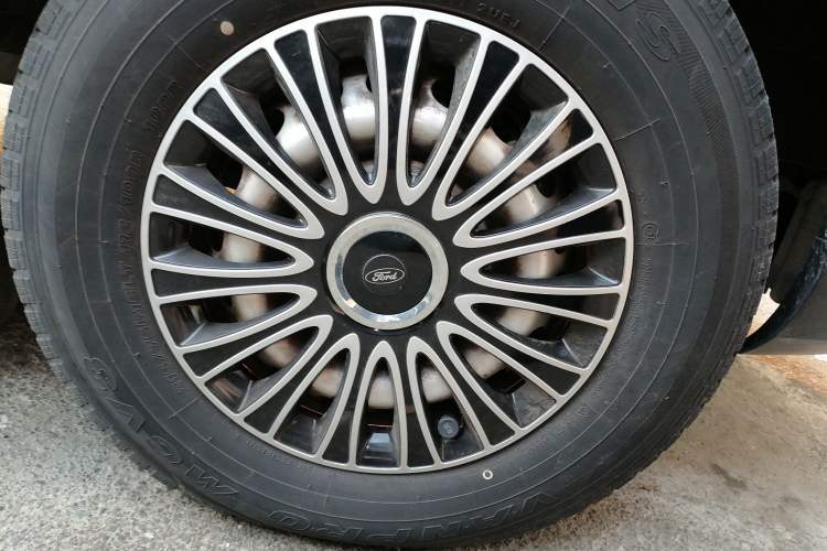 Used Ford Transit 2019 2.0T Diesel Commercial & Travel Mid-axle Mid-roof 9-Seater China VI