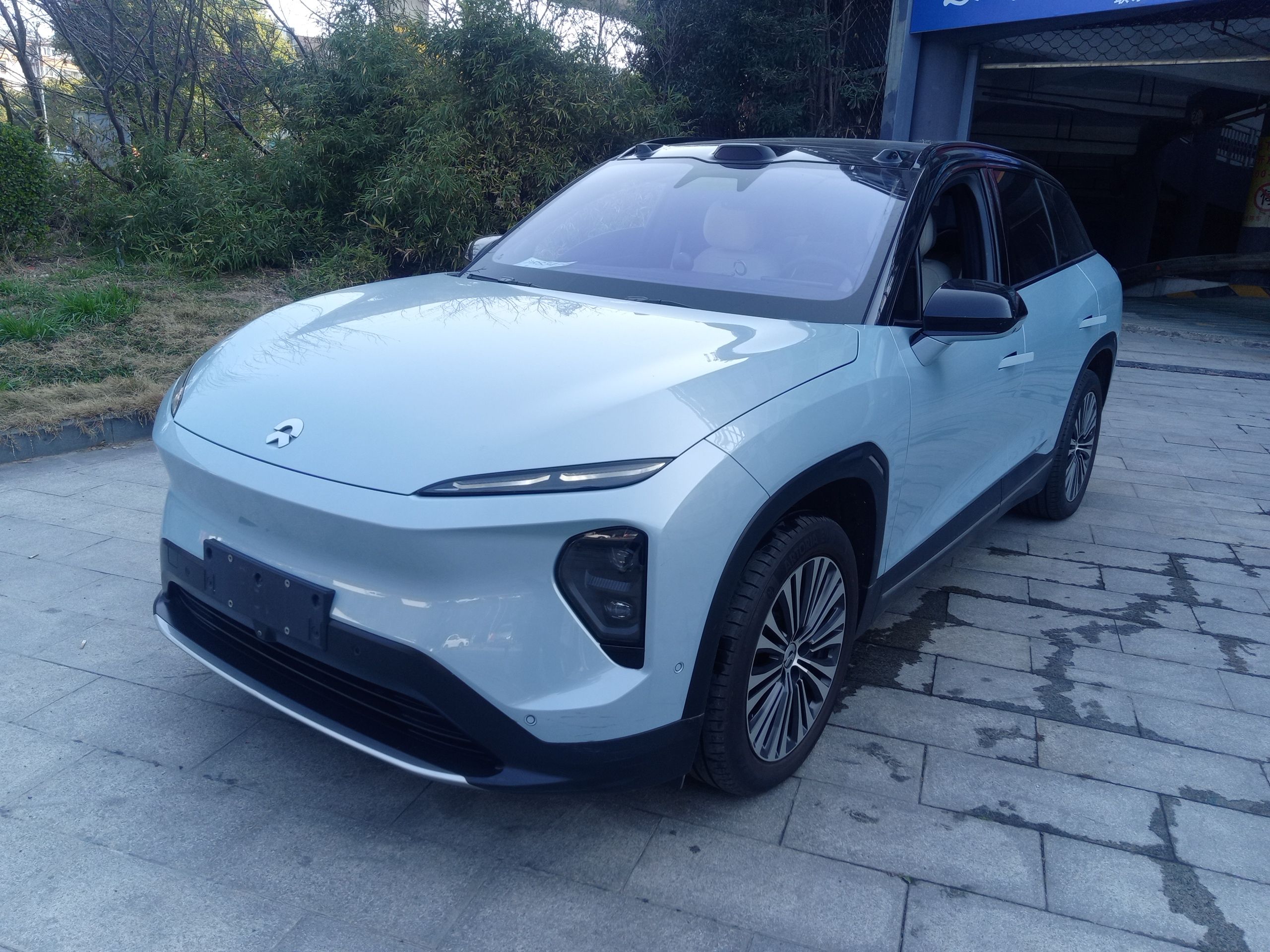 Под передней частью автомобиля