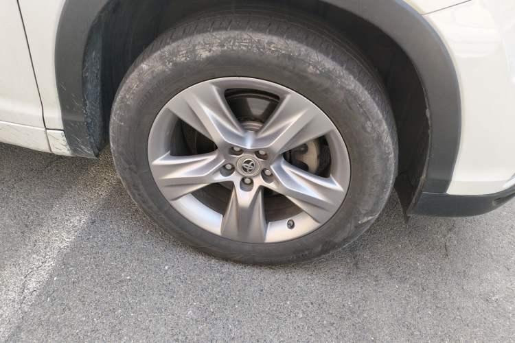 Used Toyota Highlander 2017 2.0T Four-Wheel Drive Luxury Edition 7 Seats Right Front Wheel Hub