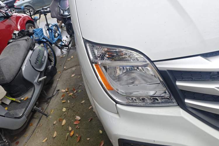 Used SAIC MAXUS Xintu V80 2024 Aotong Value Edition 6AMT Short Wheelbase Ultra-Low Roof 127 Ps 5/6 Seats Right Front Headlight