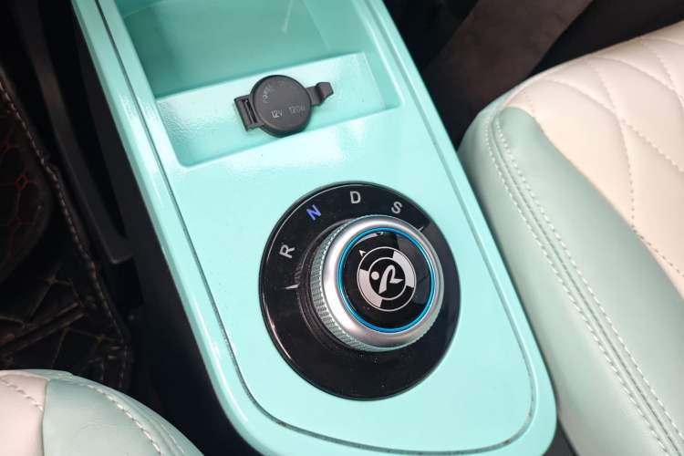 Used Brilliance Xinri i03 2022 Youth Edition 31.45 kWh Gear Lever