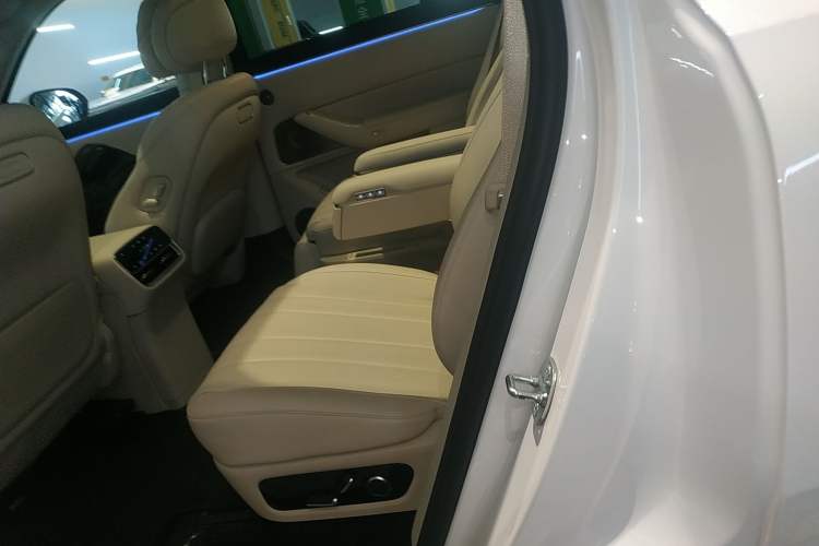 Used Hima AITO M8 2025 Extended-Range Ultra Version 53.4 kWh 6-Seater Edition Left Rear Seat