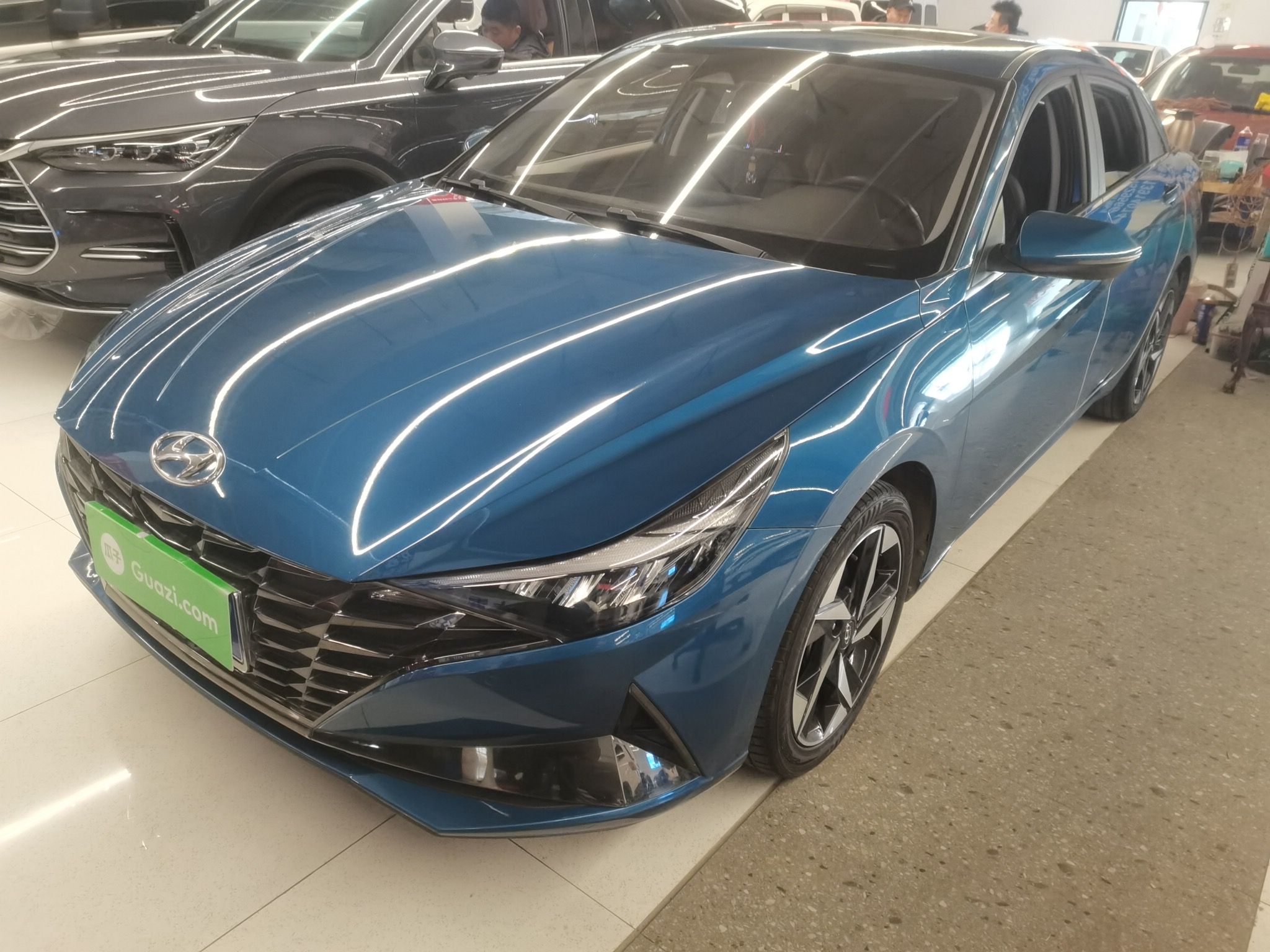 تحت مقدمة السيارة