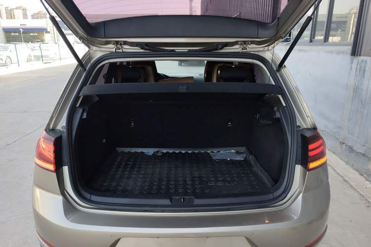 Used Volkswagen Golf 2020 Zhiai Edition 200TSI DSG Comfortable & Ambitious Version Trunk