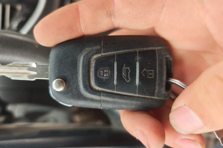 Used SAIC MAXUS Xintu V80 2019 2.5T Classic Edition 6-Speed Manual – Aoyuntong Modified Version Short Wheelbase Mid-Height Roof 5/6 Seats
