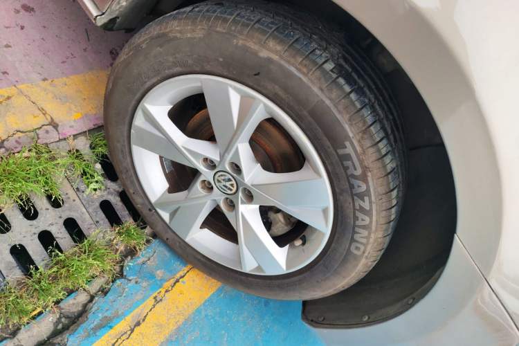 Used Volkswagen Bora 2014 1.6L Automatic Comfort Model Right Front Wheel Hub