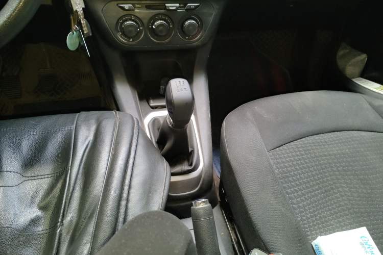 Used Peugeot 301 2014 1.6L Manual Comfort Edition CNG Gear Lever