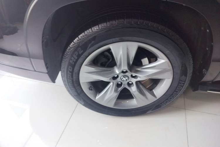 Used Toyota Highlander 2018 2.0T Four-Wheel Drive Luxury Version 7 Seats China VI Standard Right Rear Wheel Hub