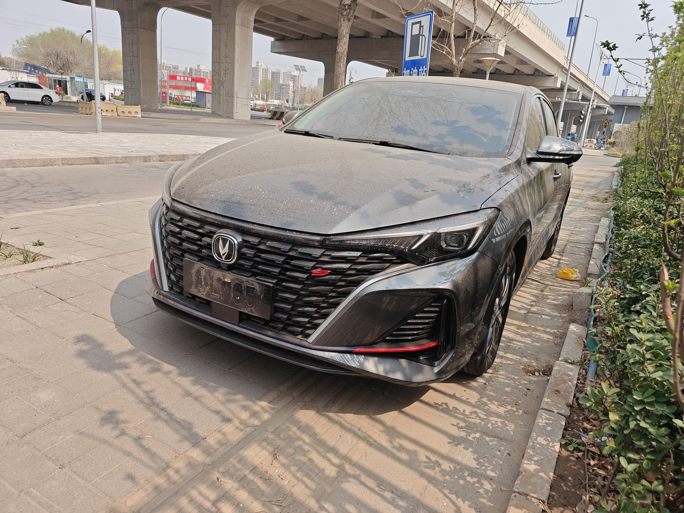 Под передней частью автомобиля