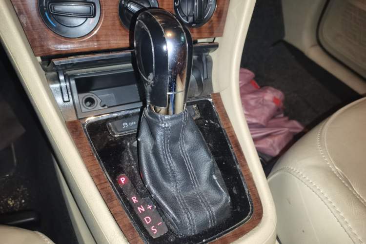 Used Volkswagen Lavida 2013 Restyled Classic 1.6L Automatic Comfort Edition Gear Lever