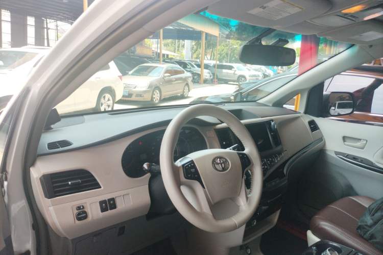 Used Toyota Sienna 2014 3.5L Sienna LE Two-Wheel Drive U.S. Specification