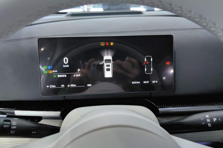 Used VOYAH Dream 2025 PHEV Four-Wheel-Drive Flagship Kunpeng Edition Instrument Cluster