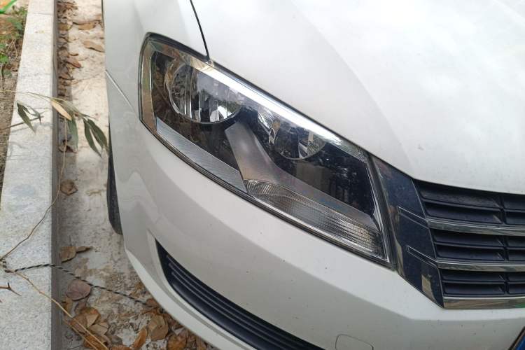 Used Volkswagen Lavida 2015 1.6L Automatic Fashion Edition Right Front Headlight