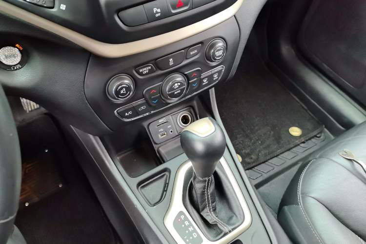 Used Jeep Cherokee 2016 2.0L Superior Edition Gear Lever