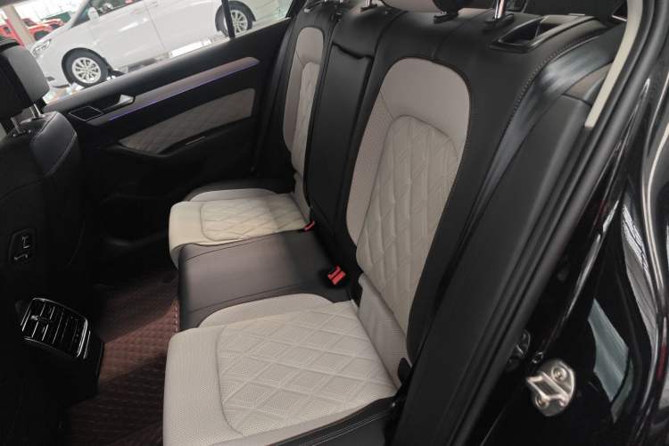 Used Volkswagen Magotan 2024 2 Million Units Zhongxiang Version 330TSI DSG Luxury Edition
