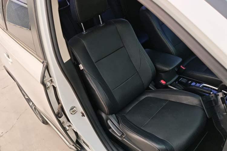 Used Mitsubishi Outlander 2018 2.0L Two-Wheel Drive Glory Edition 5 Seats Right Front Seat