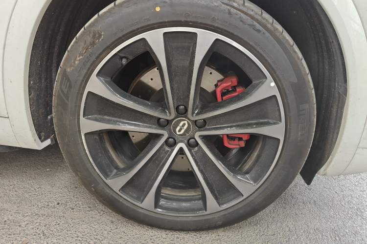 Used Hima AITO M8 2025 Extended-Range Max+ Version 53.4 kWh 6-Seater Edition Right Front Wheel Hub