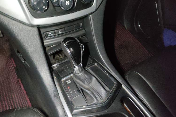 Used JMC Yusheng S350 2013 2.4T Automatic 2WD Diesel Ultra-Luxury 5-Seater Gear Lever