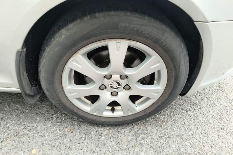 Used Skoda Octavia 2013 2.0L Automatic Yijie Edition Right Front Wheel Hub