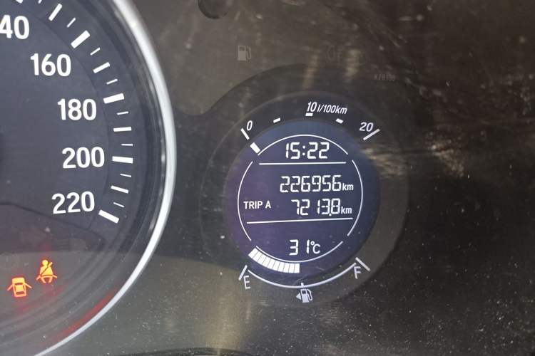 Used Honda Vezel 2015 1.5L CVT two-wheel drive Comfort trim Odometer Close Up