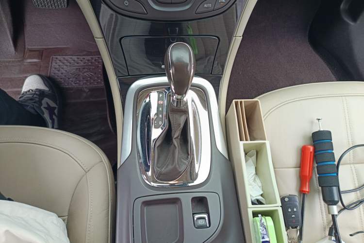 Used Buick Regal 2015 2.0L Elite Fashion Edition Gear Lever