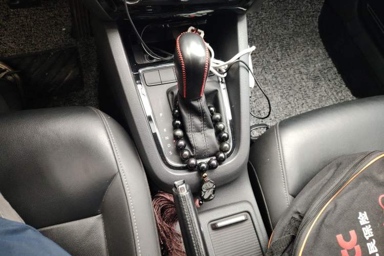 Used Volkswagen Sagitar 2015 1.6L Automatic Comfort Model Gear Lever