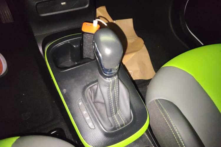 Used Roewe Clever 2021 302 km New Four-Seater Super-Efficient Version Gear Lever