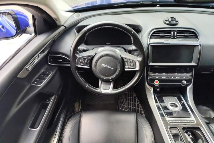 Used Jaguar XEL 2019 2.0T 200 PS Deluxe Edition Steering Wheel