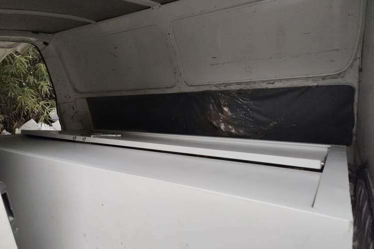 Used Jinbei Hiace 2018 2.0L Fifth-Generation Box Truck Standard Roof 2 Seats 4G19