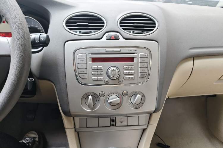 Used Ford Focus 2011 Sedan 1.8L Manual Comfort Model Audio And AC Panel