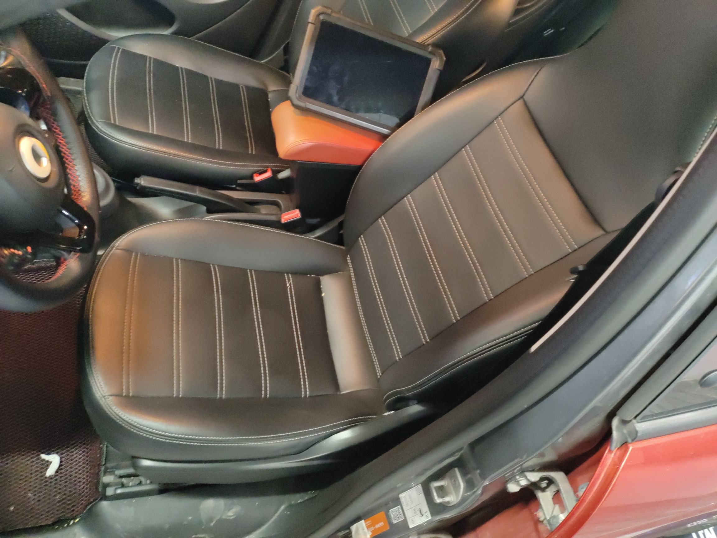 المقاعد الأمامية داخل السيارة