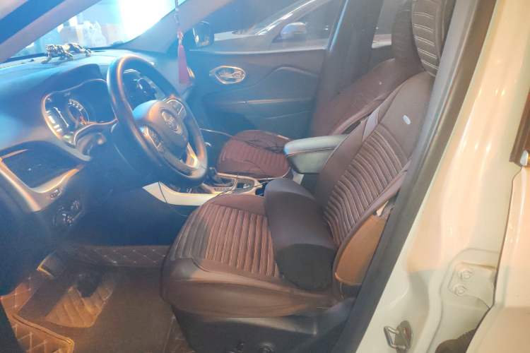 Used Jeep Cherokee 2016 2.4L Leading Smart Version
