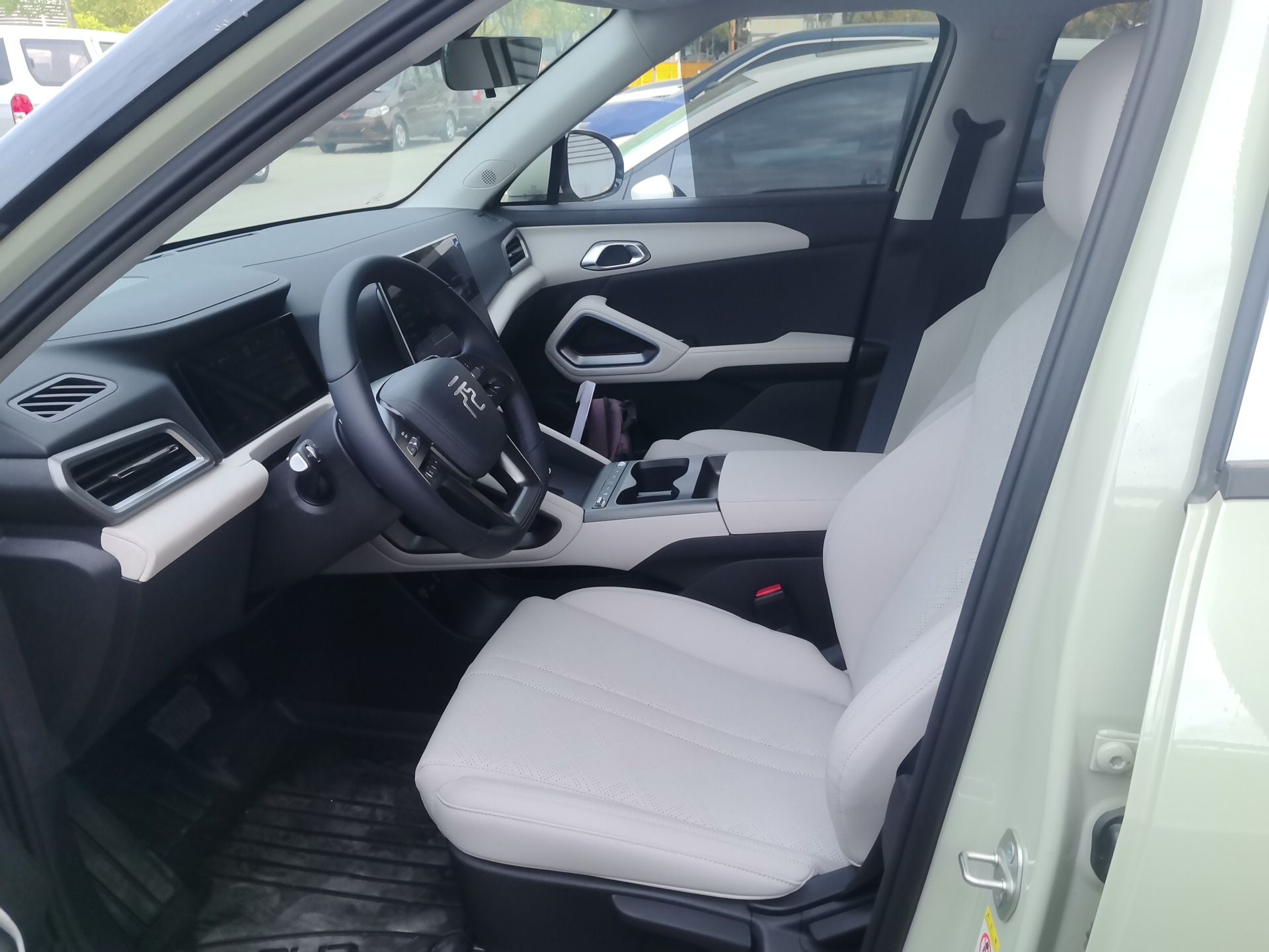 المقاعد الأمامية داخل السيارة