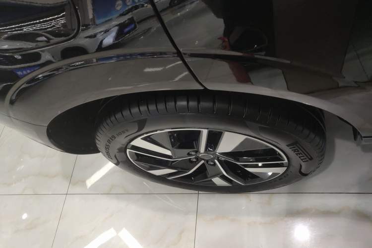 Used Volvo XC60 2026 B5 4x4 Smart Luxury Edition Right Rear Wheel Hub