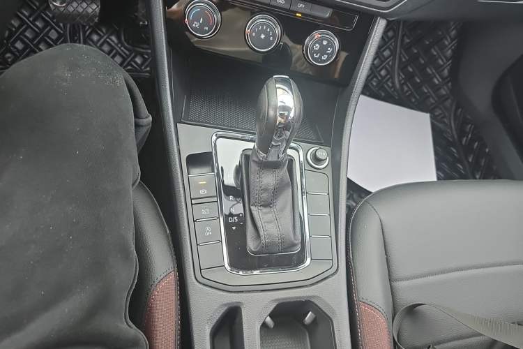 Used Volkswagen Bora 2021 1.5L Automatic Comfort Smart Connect Edition Gear Lever