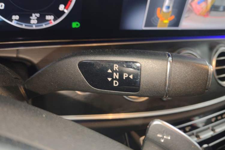 Used Mercedes-Benz E-Class 2017 E 300 L Sporty and Stylish Model Gear Lever