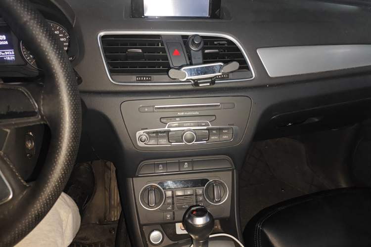 Used Audi Q3 2016 30 TFSI Standard Model Audio And AC Panel