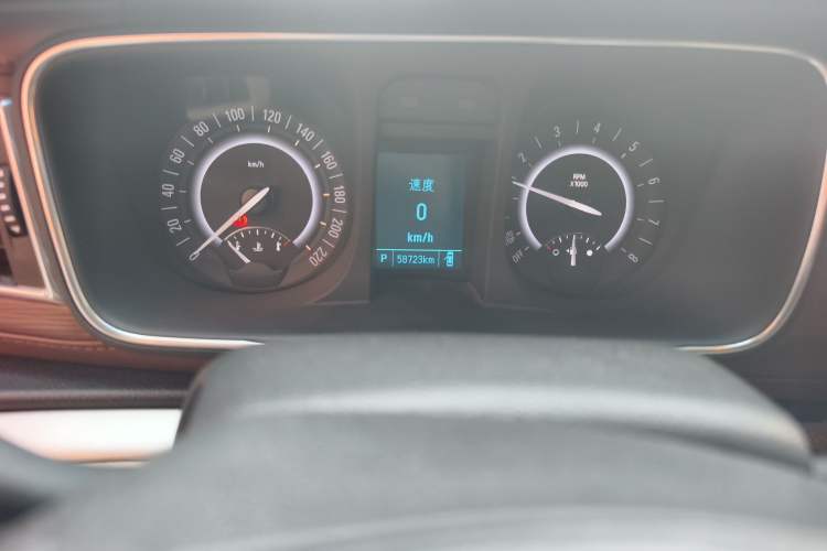 Used Buick GL8 2018 28T Luxury Model China VI Standard Odometer Close Up