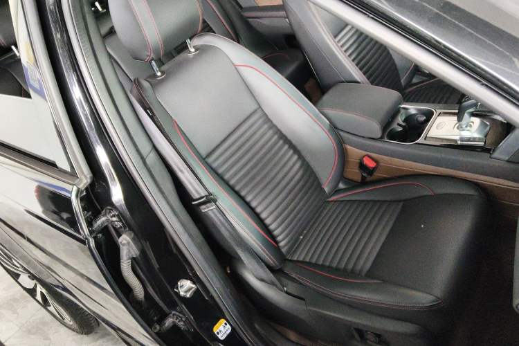 Used Land Rover Discovery Sport 2022 249 PS R-Dynamic SE Performance Tech Edition 5 Seats Right Front Seat