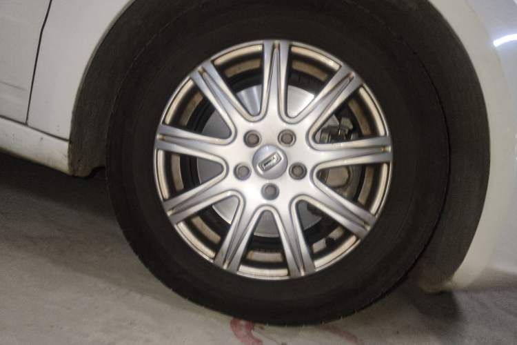 Used Qoros 3 2014 Sedan 1.6L Automatic Zhiyue Model Right Front Wheel Hub