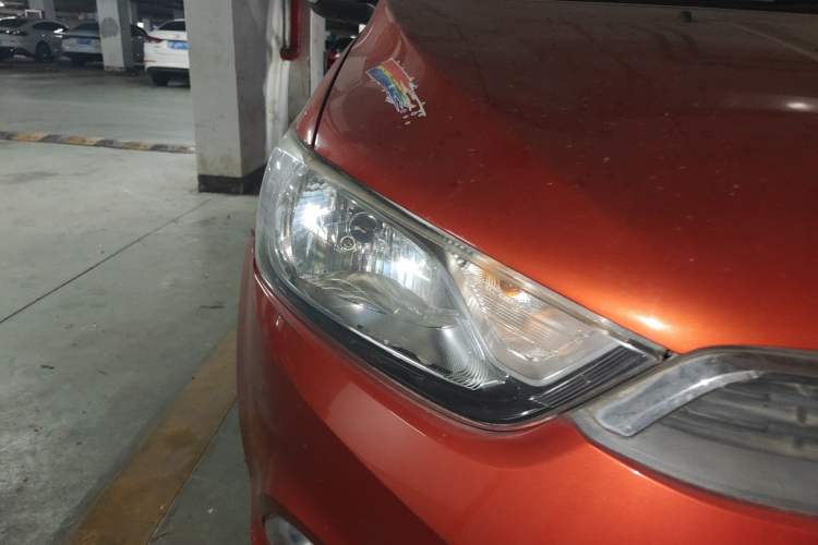 Used Chevrolet Aveo Sonic 2014 Hatchback 1.6 SX AT Fashion Edition Right Front Headlight